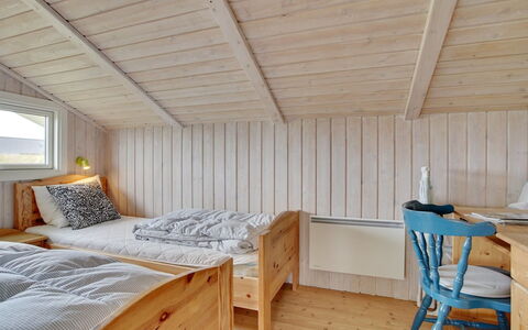 Viktoria - 400M from the Sea: Slaapkamer, Hout, Bed, Interieur Ontwerp, Plafond, Verdieping, Laken, Bedding, Meubilair, Flooring