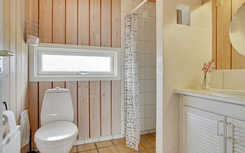 Viktoria - 400M from the Sea: Loodgieterswerkinrichting, Flooring, Wastafel In De Badkamer, Muur, Interieur Ontwerp, Verdieping, Hout, Wastafel, Badkamer, Plafond