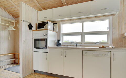 Viktoria - 400M from the Sea: Hout, Flooring, Verdieping, Interieur Ontwerp, Keuken, Plafond, Countertop, Kamer, Wastafel, Cabinetry