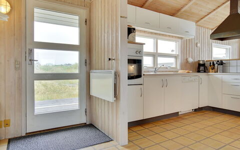 Viktoria - 400M from the Sea: Hout, Flooring, Keuken, Plafond, Verdieping, Interieur Ontwerp, Cabinetry, Kamer, Countertop, Huis