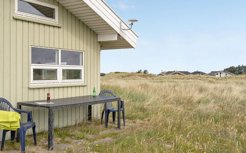 Viktoria - 400M from the Sea: Verblijf, Huis, Huis, Dak, Veranda, Landgoed, Siding, Garden Gebouwen, Boerderij, Werf