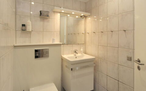 Lenaya - 75M from the Sea: Badkamer, Loodgieterswerkinrichting, Interieur Ontwerp, Muur, Flooring, Wastafel In De Badkamer, Verdieping, Wastafel, Toilet, Kraan