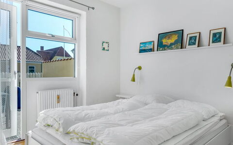 Adla - 450M from the Sea: Slaapkamer, Bed, Interieur Ontwerp, Laken, Bedding, Meubilair, Verdieping, Flooring, Plafond, Linens