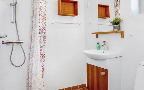 Adla - 450M from the Sea: Badkamer, Loodgieterswerkinrichting, Flooring, Interieur Ontwerp, Wastafel In De Badkamer, Verdieping, Wastafel, Kraan, Loodgieter, Toilet