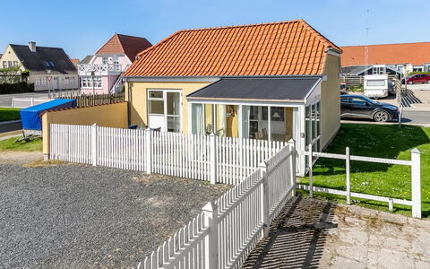 Adla - 450M from the Sea: Woongebied, Dak, Huis, Huis, Architectuur, Verblijf, Veranda, Siding, Hek, Voorstad
