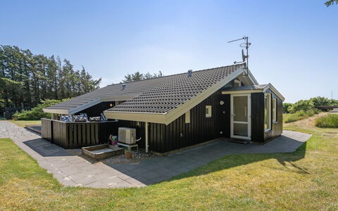 Ilka - 375M from the Sea: Woongebied, Dak, Voorstad, Oprit, Landgoed, Schoorsteen