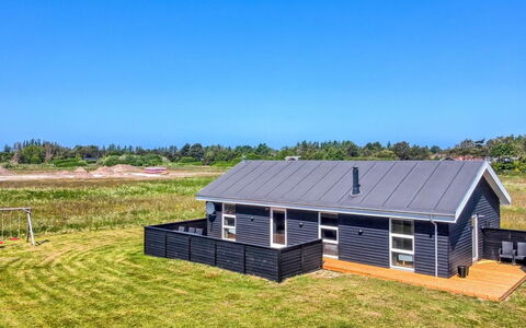 Elenore - 900M from the Sea: Huis, Huis, Deur, Dak, Verblijf, Landgoed, Tuin, Schaduw, Siding, Werf
