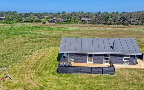 Elenore - 900M from the Sea: Huis, Huis, Deur, Dak, Verblijf, Landgoed, Tuin, Schaduw, Siding, Werf