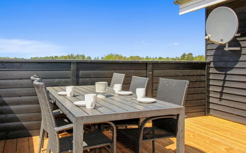 Elenore - 900M from the Sea: Huis, Huis, Deur, Dak, Verblijf, Landgoed, Tuin, Schaduw, Siding, Werf