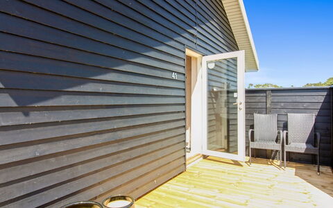 Elenore - 900M from the Sea: Huis, Huis, Deur, Dak, Verblijf, Landgoed, Tuin, Schaduw, Siding, Werf