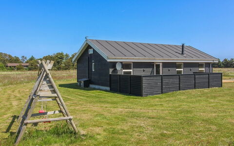 Elenore - 900M from the Sea: Huis, Huis, Deur, Dak, Verblijf, Landgoed, Tuin, Schaduw, Siding, Werf