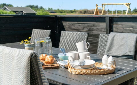 Elenore - 900M from the Sea: Huis, Huis, Deur, Dak, Verblijf, Landgoed, Tuin, Schaduw, Siding, Werf