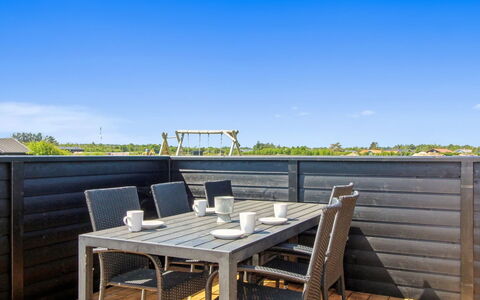 Elenore - 900M from the Sea: Huis, Huis, Deur, Dak, Verblijf, Landgoed, Tuin, Schaduw, Siding, Werf