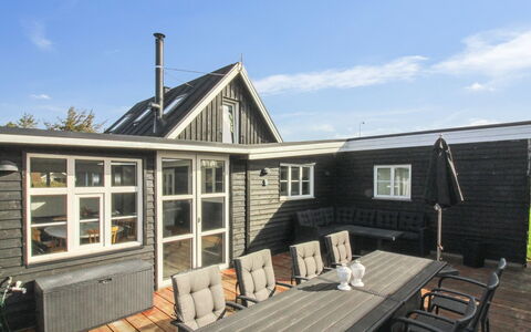 Janakij - 475M from the Sea: Hout, Dak, Huis, Huis, Architectuur, Siding, Verblijf, Deur, Dek, Veranda