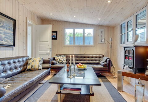 Janakij - 475M from the Sea: Meubilair, Bankstel, Interieur Ontwerp, Hout, Woonkamer, Plafond, Flooring, Kamer, Huis, Verlichting