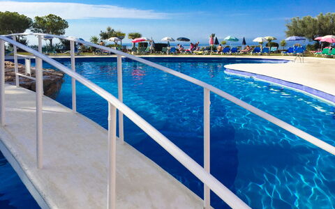 Casita Feliz: Water, Lucht, Watervoorraden, Eigendom, Wolk, Blauw, Azure, Zwembad, Schaduw, Boom