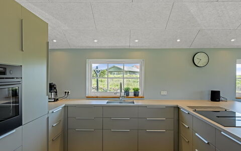 Mieka - 400M from the Sea: Plafond, Flooring, Verdieping, Keuken, Lichte Inrichting, Countertop, Natuurlijk Materiaal, Huishoudapparatuur