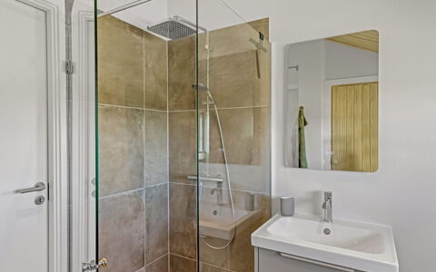 Mieka - 400M from the Sea: Flooring, Interieur Ontwerp, Verdieping, Loodgieterswerkinrichting, Badkamer, Loodgieter, Plafond, Verlichting, Kamer, Douche