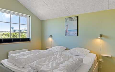 Mieka - 400M from the Sea: Slaapkamer, Interieur Ontwerp, Plafond, Bed, Verdieping, Flooring, Laken, Bedding, Bed Frame, Kamer