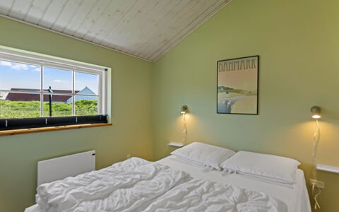 Mieka - 400M from the Sea: Plafond, Slaapkamer, Interieur Ontwerp, Bed, Huis, Bed Frame, Verdieping, Bedding, Laken, Kamer