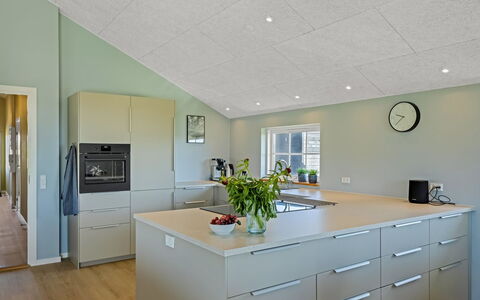 Mieka - 400M from the Sea: Plafond, Flooring, Interieur Ontwerp, Verdieping, Lichte Inrichting, Keuken, Countertop, Cabinetry, Houten Vloer