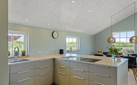 Mieka - 400M from the Sea: Plafond, Flooring, Interieur Ontwerp, Verdieping, Keuken, Lichte Inrichting, Countertop, Cabinetry