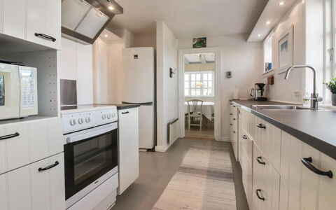 Fania - 200M from the Sea: Flooring, Hout, Plafond, Verdieping, Keuken, Interieur Ontwerp, Cabinetry, Countertop, Meubilair, Huis