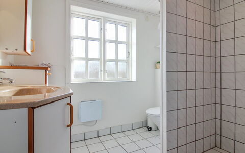 Fania - 200M from the Sea: Loodgieterswerkinrichting, Flooring, Verdieping, Loodgieter, Badkamer, Wastafel, Plafond, Samengesteld Materiaal, Kraan, Appartement