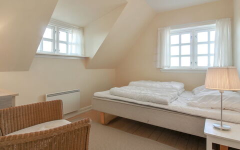 Fania - 200M from the Sea: Slaapkamer, Hout, Bed, Interieur Ontwerp, Verdieping, Bedding, Laken, Meubilair, Flooring, Huis