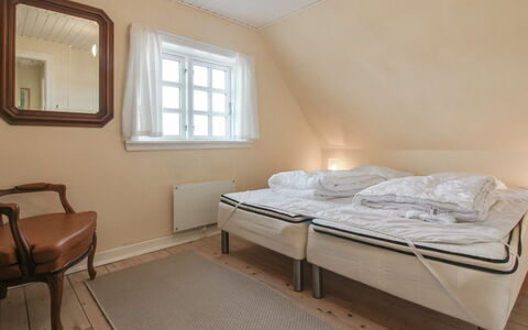 Fania - 200M from the Sea: Hout, Slaapkamer, Verdieping, Bed, Flooring, Interieur Ontwerp, Laken, Bedding, Plafond, Bed Frame