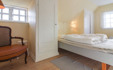 Fania - 200M from the Sea: Bed, Verdieping, Muur, Flooring, Slaapkamer, Interieur Ontwerp, Hout, Plafond, Meubilair, Kamer