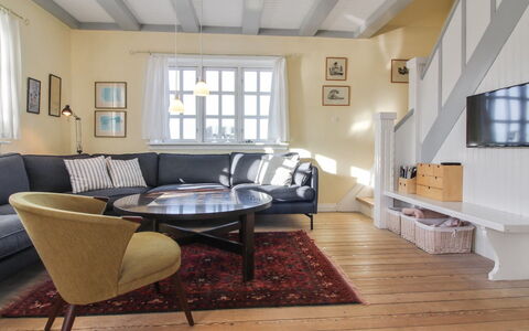 Fania - 200M from the Sea: Meubilair, Interieur Ontwerp, Flooring, Bankstel, Verdieping, Muur, Hout, Woonkamer, Plafond, Kamer