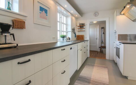Fania - 200M from the Sea: Cabinetry, Flooring, Keuken, Countertop, Hout, Interieur Ontwerp, Lade, Verdieping, Meubilair, Plafond