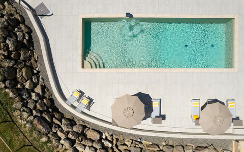 Villa Noemi: Azure, Gebouw, Font, Water, Stedelijk Ontwerp, Rechthoek, Facade, Gas, Kunst