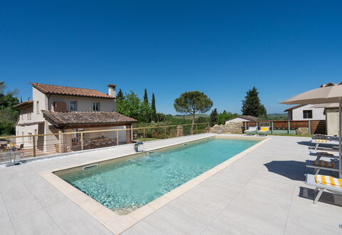 Villa Noemi: Water, Lucht, Eigendom, Gebouw, Zwembad, Azure, Fabriek, Venster, Boom, Vrije Tijd