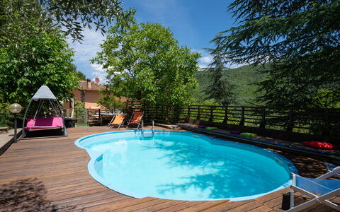 Villa La Vigna: Water, Eigendom, Fabriek, Lucht, Zwembad, Gebouw, Natuur, Boom, Schaduw, Zwemwater