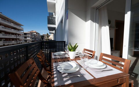 Sakura: Meubilair, Tafel, Eigendom, Gebouw, Stoel, Hout, Lucht, Interieur Ontwerp, Kamerplant, Flooring