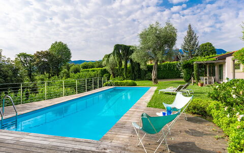 Villa Ulivo: Water, Fabriek, Wolk, Lucht, Zwembad, Azure, Boom, Schaduw, Buitenmeubels, Rechthoek