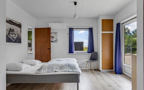 Solmaz - 3.5Km from the Sea: Muur, Hout, Interieur Ontwerp, Verdieping, Flooring, Plafond, Slaapkamer, Meubilair, Bed, Appartement