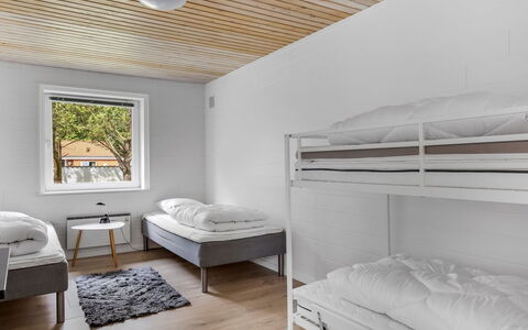 Solmaz - 3.5Km from the Sea: Hout, Slaapkamer, Bedding, Freezing, Bed Frame, Bed, Fiets, Hardwood, Plank