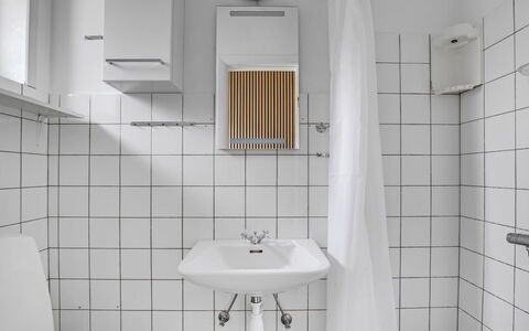 Solmaz - 3.5Km from the Sea: Muur, Loodgieterswerkinrichting, Wastafel, Flooring, Interieur Ontwerp, Wastafel In De Badkamer, Verdieping, Badkamer, Loodgieter, Kraan