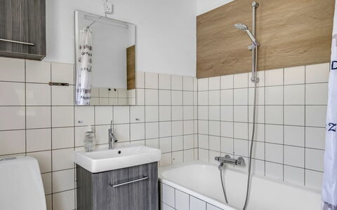 Solmaz - 3.5Km from the Sea: Badkamer, Loodgieterswerkinrichting, Muur, Flooring, Interieur Ontwerp, Verdieping, Wastafel, Kraan, Loodgieter, Wastafel In De Badkamer