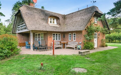 Ariela - 1.1Km from the Sea: Thatching, Verblijf, Huis, Dak, Huis, Boerderij, Hut, Landgoed, Dorp