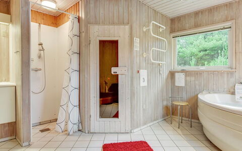 Harthwik - 1Km from the Sea: Flooring, Interieur Ontwerp, Hout, Verdieping, Plafond, Kamer, Loodgieterswerkinrichting, Loodgieter, Badkamer, Beits