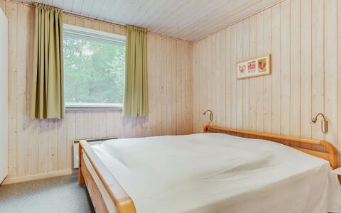 Harthwik - 1Km from the Sea: Hout, Flooring, Slaapkamer, Bed, Verdieping, Interieur Ontwerp, Plafond, Laken, Kamer, Bedding