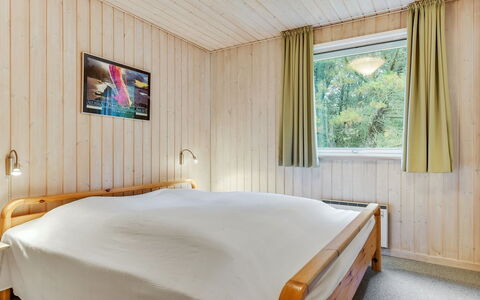 Harthwik - 1Km from the Sea: Bed, Muur, Slaapkamer, Hout, Flooring, Interieur Ontwerp, Verdieping, Plafond, Laken, Bedding