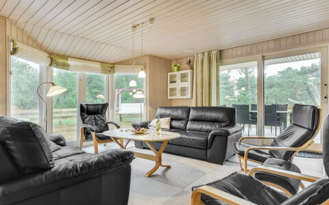 Harthwik - 1Km from the Sea: Meubilair, Interieur Ontwerp, Hout, Flooring, Bankstel, Plafond, Verdieping, Woonkamer, Kamer, Houten Vloer