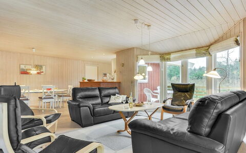 Harthwik - 1Km from the Sea: Interieur Ontwerp, Meubilair, Hout, Plafond, Bankstel, Flooring, Woonkamer, Kamer, Verdieping, Verlichting