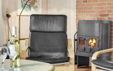 Harthwik - 1Km from the Sea: Houtkachel, Haard, Huishoudapparatuur, Houten Vloer, Woonkamer, Toestel Van De Keuken, Fireplace, Lamp