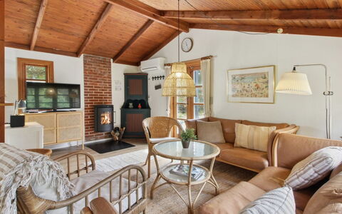 Tirsa - 3.9Km from the Sea: Meubilair, Bankstel, Interieur Ontwerp, Hout, Woonkamer, Plafond, Flooring, Tafel, Verdieping, Stoel